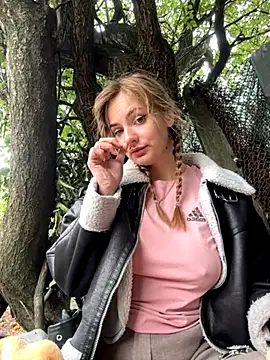 Snapshot of Night_dreams chatting on 09.25.25 Night dreams online show from 09.25.25