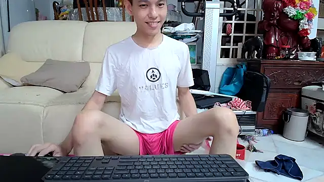 Snapshot of andrewooi chatting on 01.04.25 andrewooi online show from 01.04.25