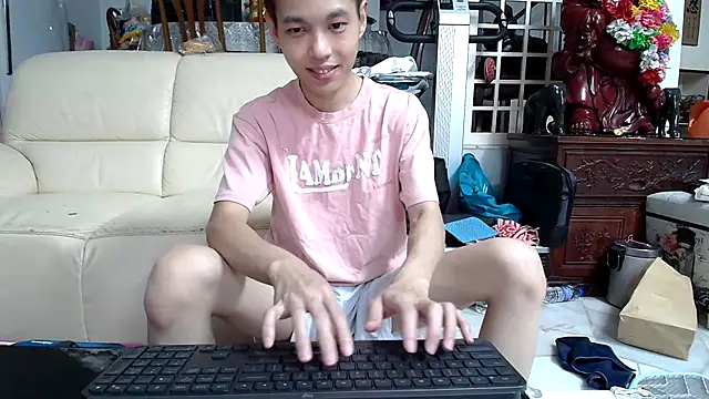 Snapshot of andrewooi chatting on 01.05.25 andrewooi online show from 01.05.25