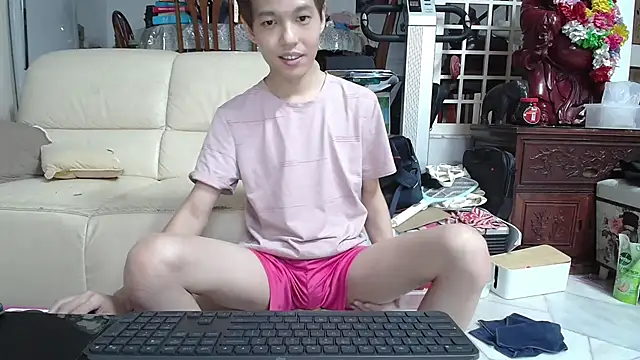 Snapshot of andrewooi chatting on 03.08.25 andrewooi online show from 03.08.25