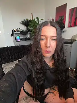 Snapshot of Trixie-Tainted chatting on 05.11.26 Trixie-Tainted online show from 05.11.26