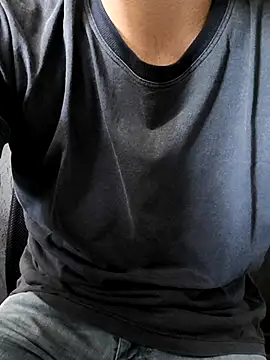 Snapshot of Leo_Big chatting on 11.04.25 Leo Big online show from 11.04.25