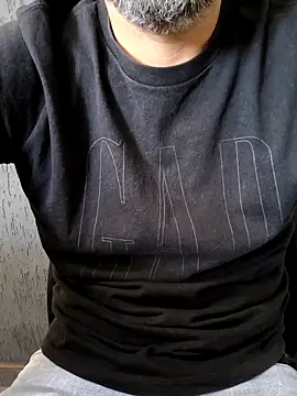 Snapshot of Leo_Big chatting on 11.21.25 Leo Big online show from 11.21.25