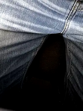 Snapshot of Leo_Big chatting on 11.25.25 Leo Big online show from 11.25.25