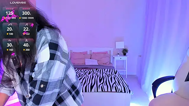 Snapshot of HelenaRegal chatting on 12.14.24 HelenaRegal online show from 12.14.24