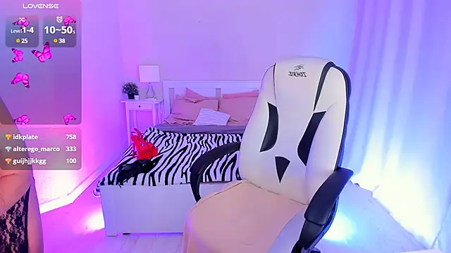 Snapshot of HelenaRegal chatting on 01.19.25 HelenaRegal online show from 01.19.25