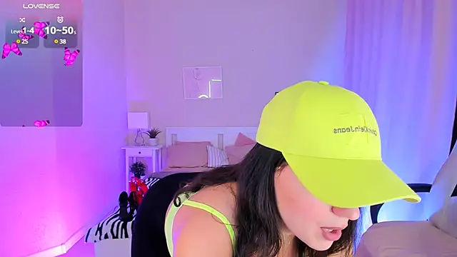 Snapshot of HelenaRegal chatting on 01.31.25 HelenaRegal online show from 01.31.25