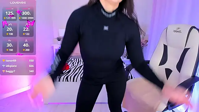 Snapshot of HelenaRegal chatting on 02.22.25 HelenaRegal online show from 02.22.25