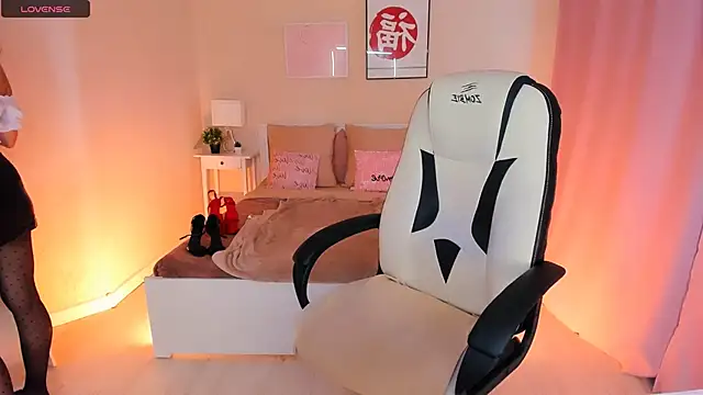 Snapshot of HelenaRegal chatting on 09.14.25 HelenaRegal online show from 09.14.25