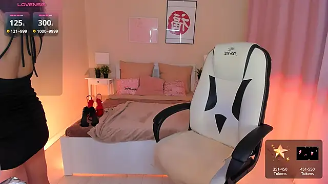 Snapshot of HelenaRegal chatting on 11.14.25 HelenaRegal online show from 11.14.25