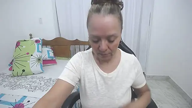 Snapshot of yeslluisa chatting on 11.15.25 yeslluisa online show from 11.15.25