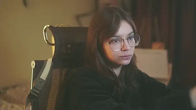 Snapshot of alyssa_sweet chatting on 12.17.25 alyssa sweet online show from 12.17.25