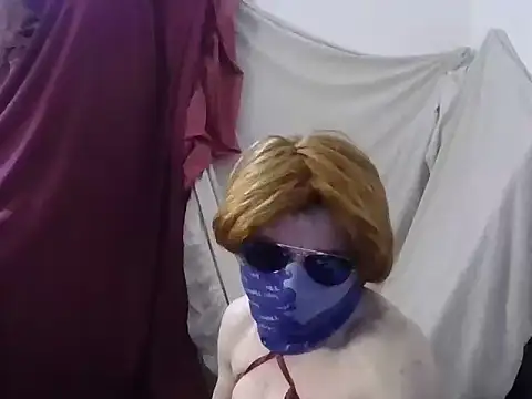 Snapshot of CeDelicja chatting on 10.31.25 CeDelicja online show from 10.31.25