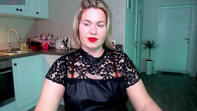 Snapshot of HotTiffani chatting on 02.06.25 HotTiffani online show from 02.06.25