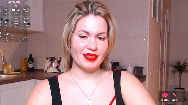 Snapshot of HotTiffani chatting on 02.11.25 HotTiffani online show from 02.11.25