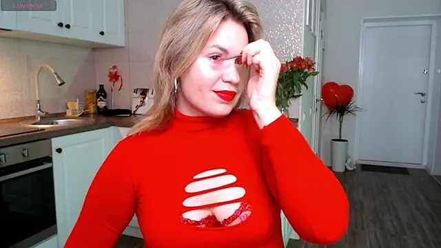 Snapshot of HotTiffani chatting on 03.06.25 HotTiffani online show from 03.06.25