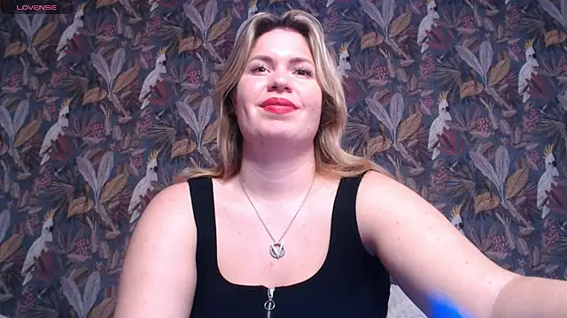 Snapshot of HotTiffani chatting on 03.07.25 HotTiffani online show from 03.07.25