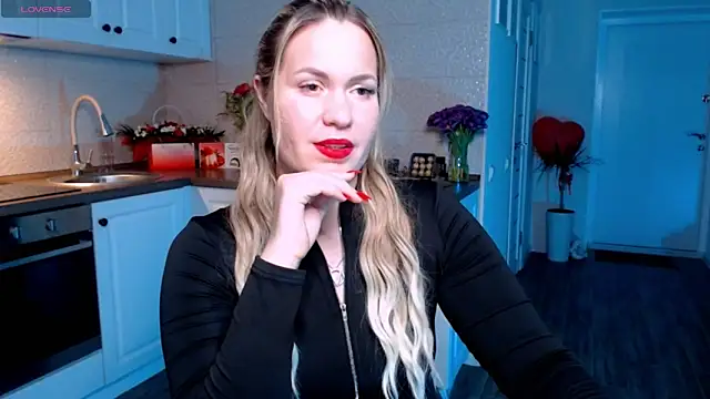 Snapshot of HotTiffani chatting on 03.10.25 HotTiffani online show from 03.10.25