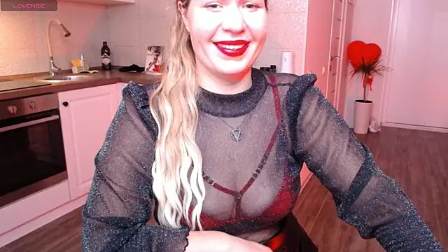 Snapshot of HotTiffani chatting on 03.20.25 HotTiffani online show from 03.20.25