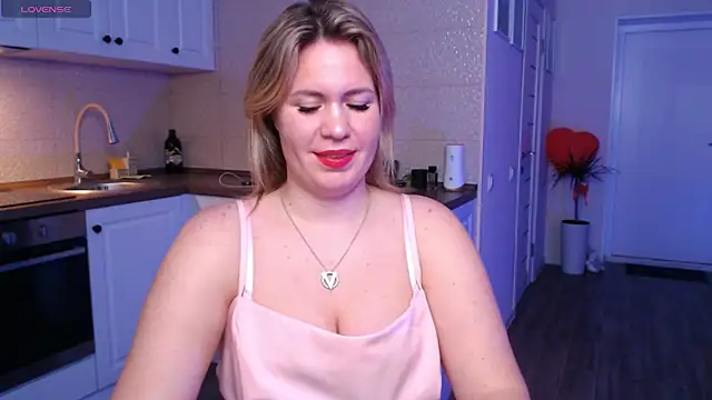 Snapshot of HotTiffani chatting on 03.22.25 HotTiffani online show from 03.22.25