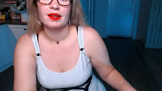 Snapshot of HotTiffani chatting on 09.10.25 HotTiffani online show from 09.10.25