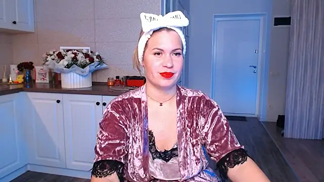 Snapshot of HotTiffani chatting on 09.13.25 HotTiffani online show from 09.13.25