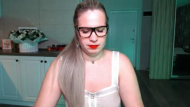 Snapshot of HotTiffani chatting on 09.14.25 HotTiffani online show from 09.14.25