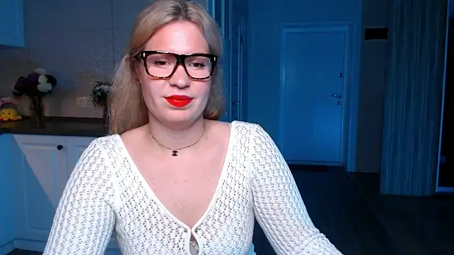 Snapshot of HotTiffani chatting on 09.20.25 HotTiffani online show from 09.20.25