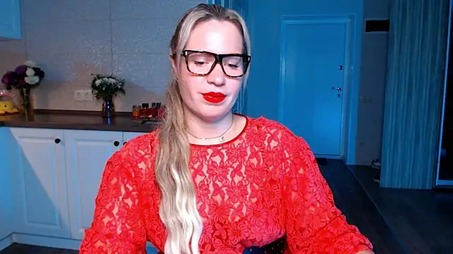 Snapshot of HotTiffani chatting on 09.23.25 HotTiffani online show from 09.23.25