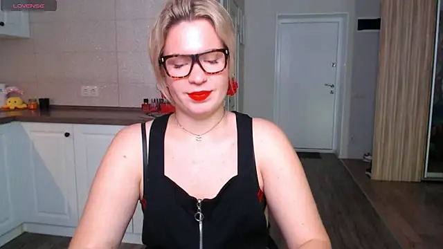 Snapshot of HotTiffani chatting on 09.24.25 HotTiffani online show from 09.24.25