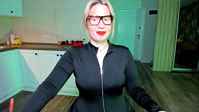 Snapshot of HotTiffani chatting on 09.27.25 HotTiffani online show from 09.27.25