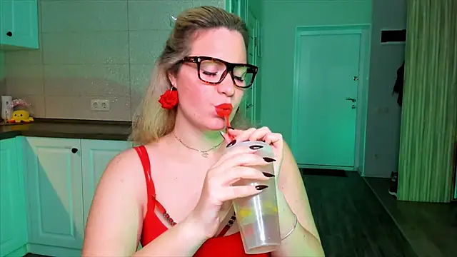 Snapshot of HotTiffani chatting on 10.06.25 HotTiffani online show from 10.06.25