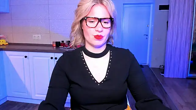 Snapshot of HotTiffani chatting on 10.08.25 HotTiffani online show from 10.08.25