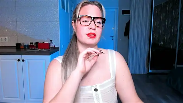 Snapshot of HotTiffani chatting on 10.18.25 HotTiffani online show from 10.18.25