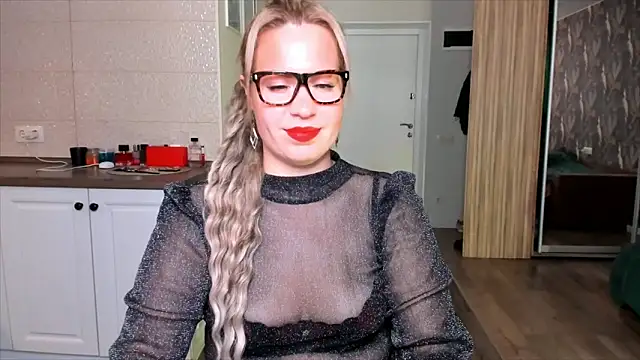 Snapshot of HotTiffani chatting on 10.19.25 HotTiffani online show from 10.19.25