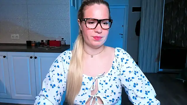 Snapshot of HotTiffani chatting on 10.21.25 HotTiffani online show from 10.21.25