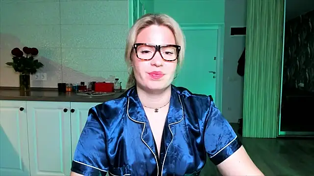 Snapshot of HotTiffani chatting on 10.23.25 HotTiffani online show from 10.23.25