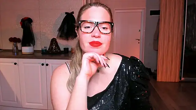 Snapshot of HotTiffani chatting on 10.26.25 HotTiffani online show from 10.26.25