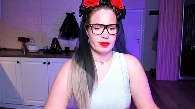 Snapshot of HotTiffani chatting on 10.27.25 HotTiffani online show from 10.27.25