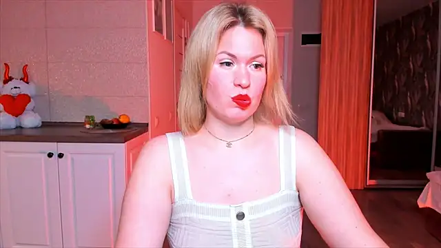 Snapshot of HotTiffani chatting on 11.07.25 HotTiffani online show from 11.07.25