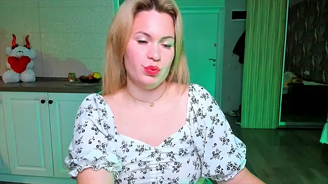 Snapshot of HotTiffani chatting on 11.08.25 HotTiffani online show from 11.08.25