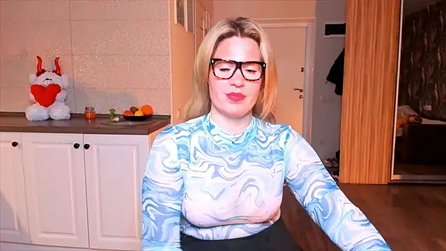 Snapshot of HotTiffani chatting on 11.09.25 HotTiffani online show from 11.09.25