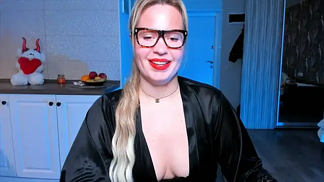 Snapshot of HotTiffani chatting on 11.17.25 HotTiffani online show from 11.17.25