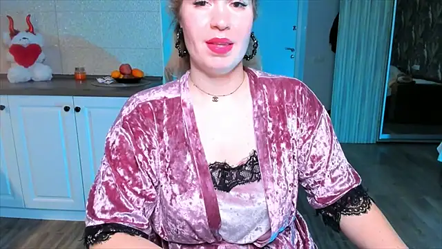 Snapshot of HotTiffani chatting on 11.19.25 HotTiffani online show from 11.19.25