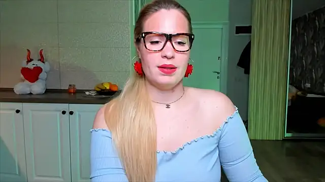 Snapshot of HotTiffani chatting on 11.23.25 HotTiffani online show from 11.23.25