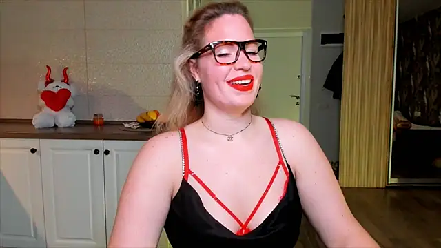 Snapshot of HotTiffani chatting on 11.24.25 HotTiffani online show from 11.24.25