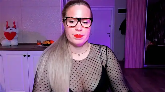 Snapshot of HotTiffani chatting on 11.26.25 HotTiffani online show from 11.26.25