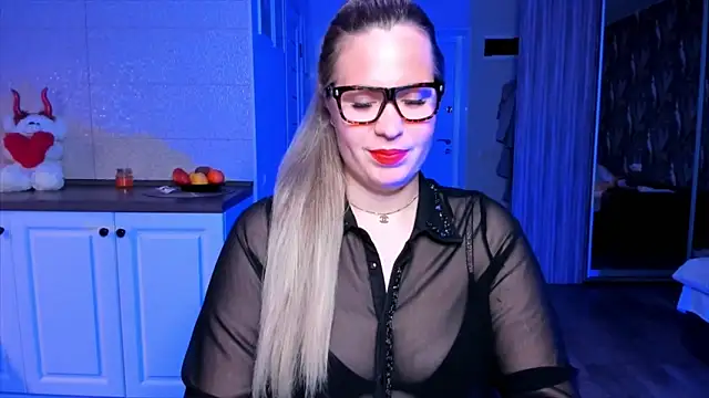 Snapshot of HotTiffani chatting on 11.28.25 HotTiffani online show from 11.28.25