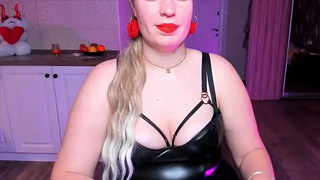 Snapshot of HotTiffani chatting on 11.29.25 HotTiffani online show from 11.29.25