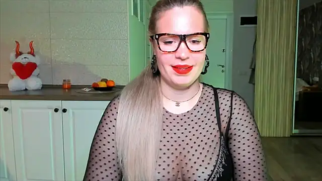 Snapshot of HotTiffani chatting on 11.30.25 HotTiffani online show from 11.30.25